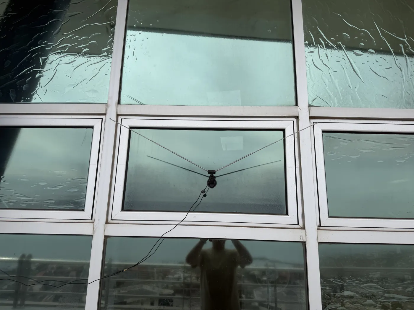 Antena V-dipolo montada en la ventana de un edificio de CICESE