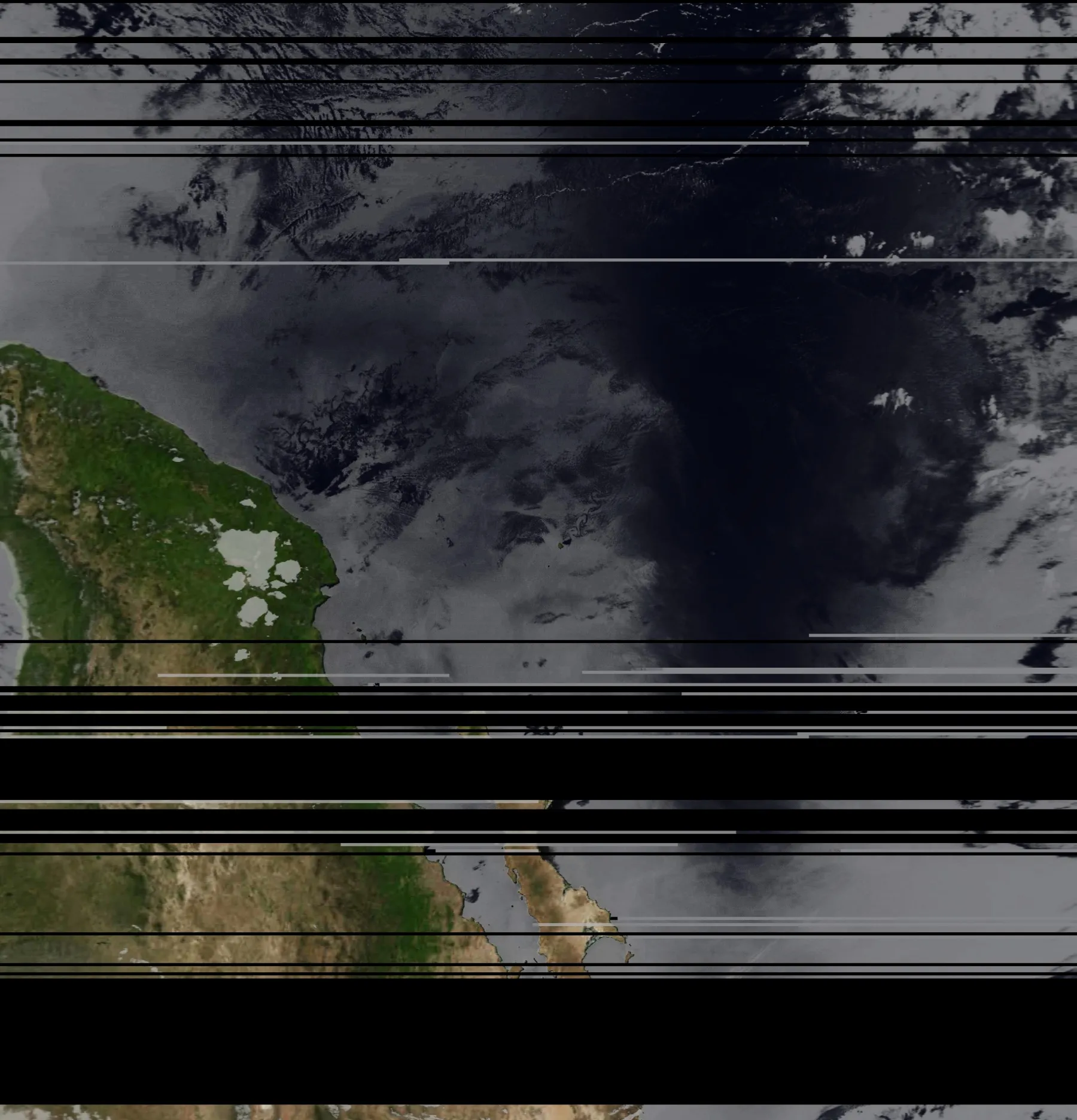 Imagen satelital de un pase METEOR M2 con franjas negras de pérdida de señal